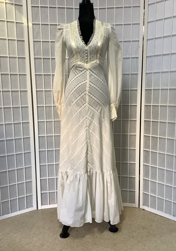 1970s White Cotton Gauze and Lace Gunne Sax Dress