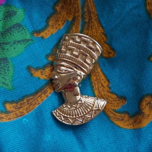 Stylish Cool Vintage 80s Avon Gold Tone Metal Nefertiti Brooch. Amazing Detailed Vintage 80s Avon Nefertiti Brooch Plus Pendant. 80s Avon.