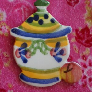 Charming Vintage 90s Cottage Style Porcelain Honey Pot Brooch. Colorful Sweet Vintage 90s Cottage Style Glazed Porcelain Honey Pot Brooch