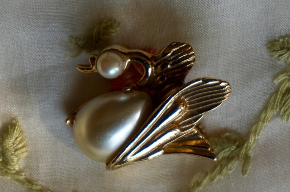 Vintage 60s Gold Tone Metal and Faux Pearl Swan B… - image 5