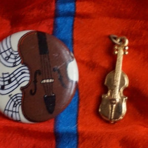 Lovely Lot of Vintage 90s Violin Themed Jewelry. Sweet Vintage 90s Lot of Violin Theme Jewelry Lot. Vintage 90s American Girl Violin Pin.