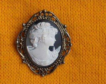 Gorgeous Stylish Highly Detailed Vintage 70s Unmarked Cameo Brooch. Vintage 70s Black and Eggshell White Stone Oval Unmarked Cameo Brooch.