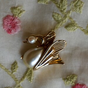 Vintage 60s Gold Tone Metal and Faux Pearl Swan Brooch. Beautiful Small Vintage 60s Gold Tone Metal and Faux Pearl Swan Brooch.