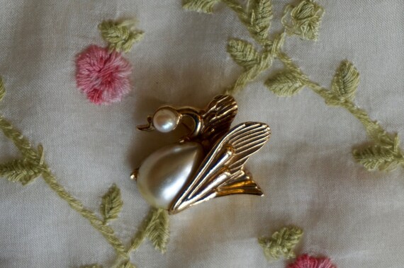 Vintage 60s Gold Tone Metal and Faux Pearl Swan B… - image 1