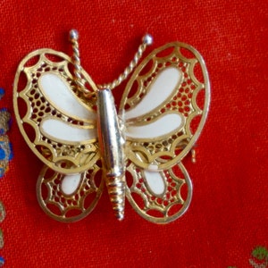 Charming Stylish Vintage 70s Gold Tone Metal Filigree Butterfly Brooch. Cute 70s Cottage Style Gold Tone Filigree Enamel Butterfly Brooch