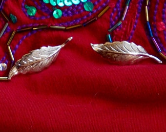 Beautiful Vintage 80s Boho Silver Tone Metal Feather Clip On Earrings. Vintage 80s Bohemian Silver Tone Metal Feather Clip On Earrings.