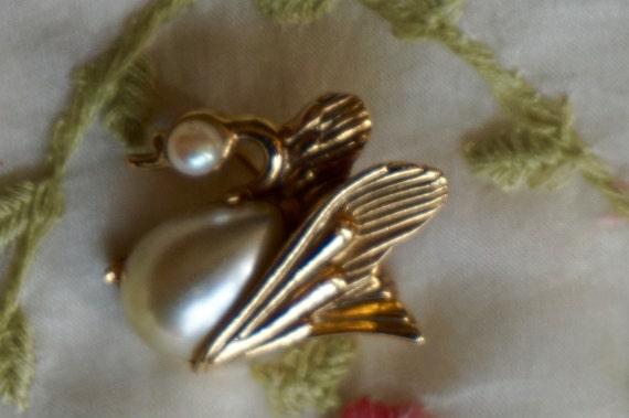 Vintage 60s Gold Tone Metal and Faux Pearl Swan B… - image 2