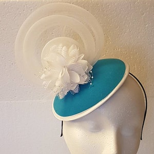 FASCINATOR, blauer Hut Fascinator 40er 50er #BLUE&WHITE Hut Fascinator Cocktailhut, Ascot Hut Feder Fascinator Blumenhut