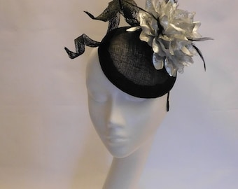 Zwarte en zilveren hoed Flower Hat Fascinator, #BLACK Wedding Church Hat, Fascinator Hat, Goodwood Cocktail Ascot Prom Feather Hat Fascinator