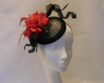 FASCINATOR, Bibi de chapeau de fleur noir et rouge, mariage, église, chapeau sur bandeau, chapeau de cocktail, chapeau Ascot, chapeau de plume de boule de bal Fascinator