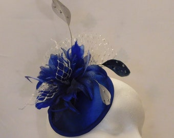 FASCINATOR sombrero ROYAL BLUE Sombrero fascinator #Blue sombrero fascinator Raza, cóctel, día de damas, sombrero Ascot Sombrero de plumas azul y plateado Fascinator