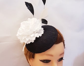 ZWART-witte hoed tovenaar zwarte kanten hoed witte bloem hoed met zwarte & witte veren bruiloft, ceremonie Hatinator Cocktail Ascot hoed