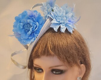 シルバーグレーとブルーのファシネーターハット。ブルーフラワーと