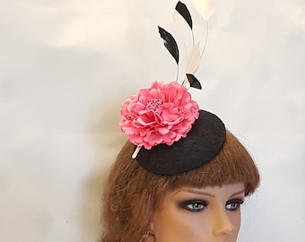 ZWARTE HOED Fascinator Zwarte kanten hoed met felroze bloemenhoed met zwart-witte veren Huwelijksceremonie Hatinator Cocktail Ascot Hoed Zwart