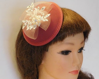 ピンクのファシネーターハット：クリスタル、パール、リボンのウェディングヘッドピース