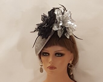 SILBERGRAU FASCINATOR Hut 40er 50er Jahre Hatinator #Silber & Schwarz Floral Feder Fascinator Hut Ascot Hut Feder Damen Untertasse Hut