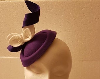 FASCINATEUR, fascinateur de chapeau violet #Chapeau violet avec des feuilles de feutre blanc, fascinateur de chapeau d'Ascot Mariage, Course, Chapeau de cocktail Fascinateur de chapeau d'église