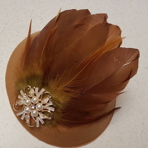 TAN/NUDE  FASCINATOR, 40s 50s Tan Hat fascinator #Tan/Nude Feather hat fascinator Race,Cocktail,Ladies day,Ascot hat with Brown feathers
