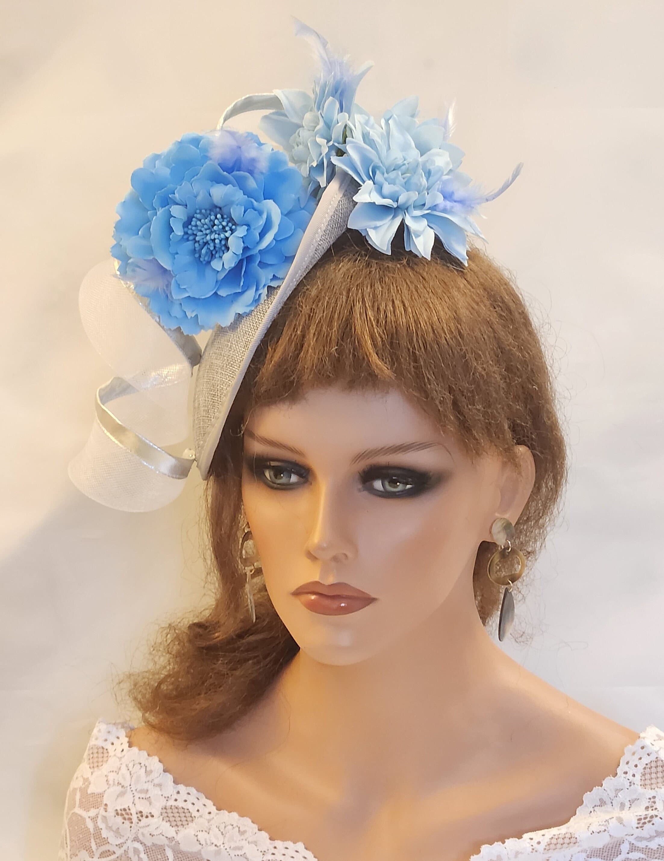 ブライダル帽子 シルバーグレーとブルーのファシネーターハット。ブルーフラワーと
