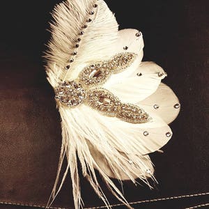 Bibi en plumes de mariée. Fascinateur de plumes Gatsby des années 1920, casque de plumes, morceau de cheveux en plumes scintillantes, accessoire de cheveux de mariage, fascinateur image 7