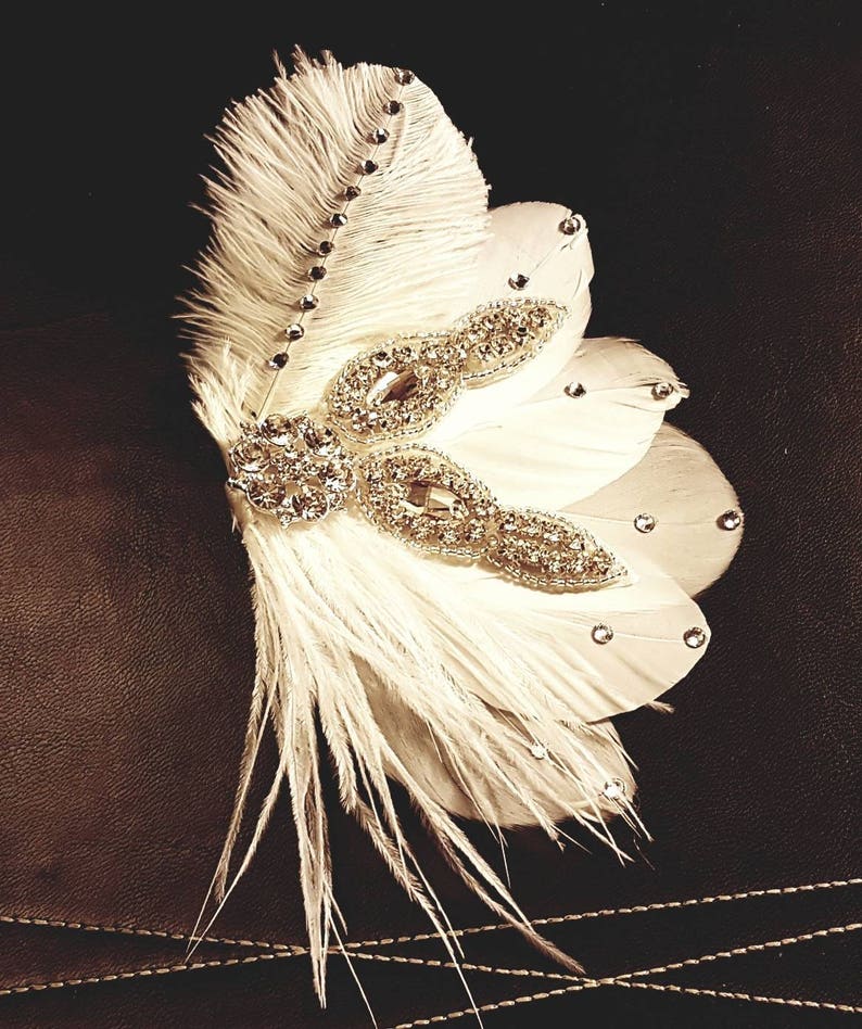 Bibi en plumes de mariée. Fascinateur de plumes Gatsby des années 1920, casque de plumes, morceau de cheveux en plumes scintillantes, accessoire de cheveux de mariage, fascinateur image 7