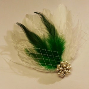 Bridal hair clip, Wedding hair accessory, Green & White feather clip,Bridal Feather Fascinator, Feather Hair Piece, Wedding Hair Accessories zdjęcie 1