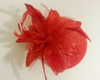 vintage 40s 50s Hat Red Hat Feather fascinator, Race, Cocktail, Prom Red hat fascinator. Chapeau Ascot rouge, chapeau de Cocktail, fascinateur de fleur rouge