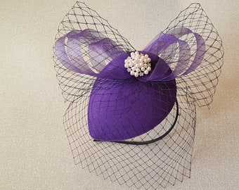 FASCINATORE VIOLA, Fascinator cappello # Velo cappello viola e fascinator fiocco, corsa, cappello da cocktail, giorno delle donne, cappello Ascot con velo nero mini gabbia per uccelli