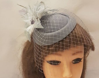 SILVE Grey Fascinator Birdcage Veil Hat Fascinator Grey Feather flower Hat Fascinator Wedding Bridesmaid Hairpiece Cocktail Ascot ladies Hat