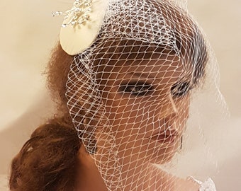 Tocado de novia: velo de jaula color marfil, tocado de cristal plateado