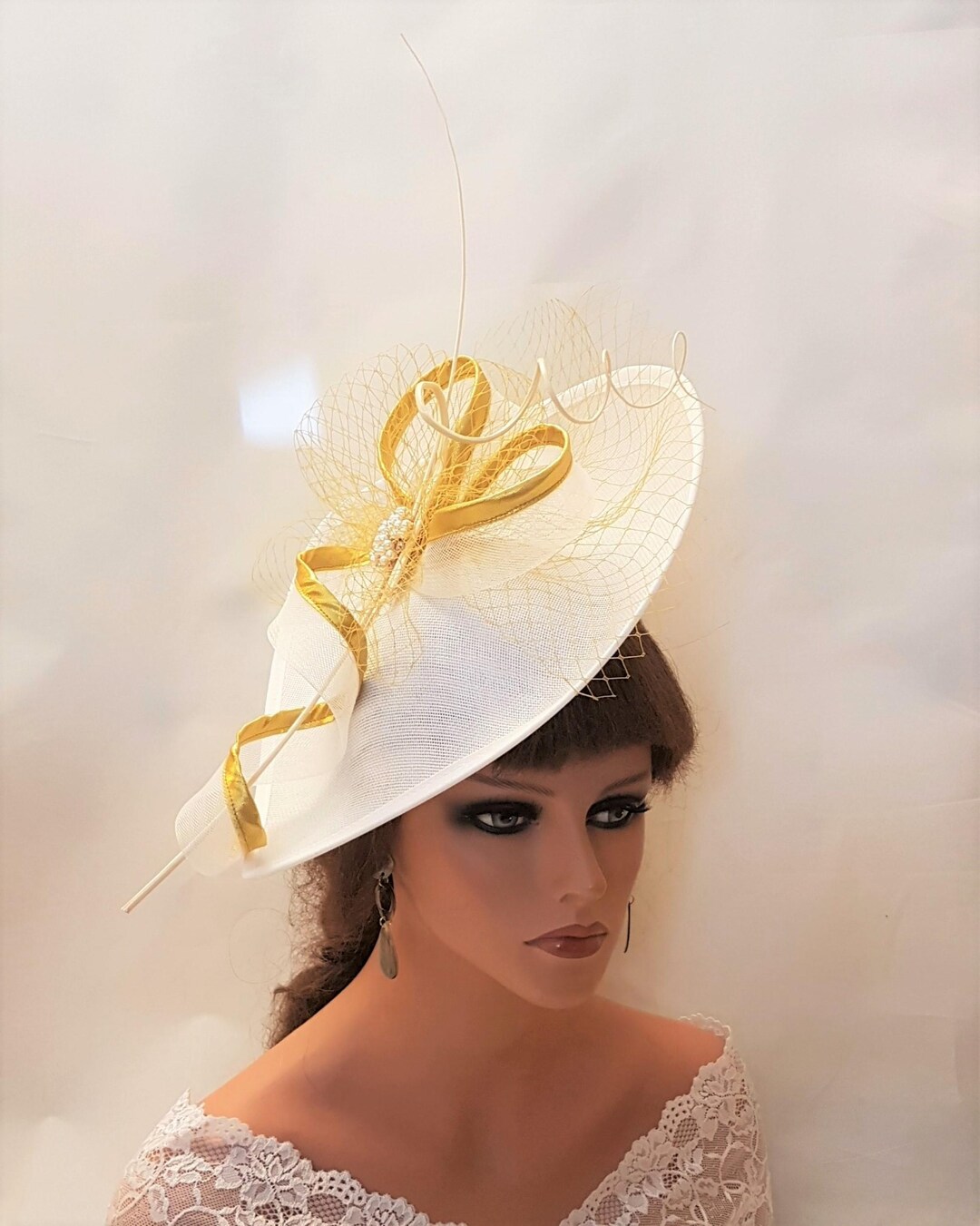 Chapeau Filet Voile Fascinant Pour Courses Mariage – Avec Cônes Et Plumes – Hatinator