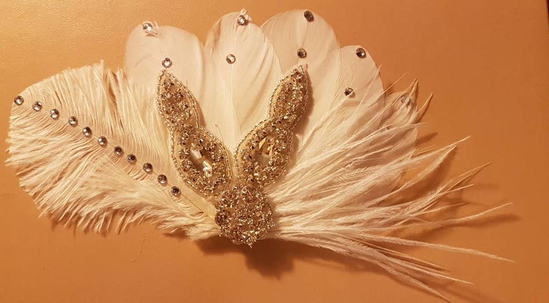 Bibi en plumes de mariée. Fascinateur de plumes Gatsby des années 1920, casque de plumes, morceau de cheveux en plumes scintillantes, accessoire de cheveux de mariage, fascinateur image 5