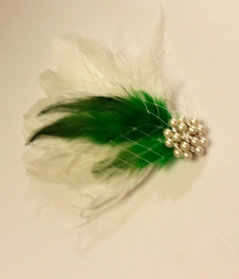 Bridal hair clip, Wedding hair accessory, Green & White feather clip,Bridal Feather Fascinator, Feather Hair Piece, Wedding Hair Accessories zdjęcie 3