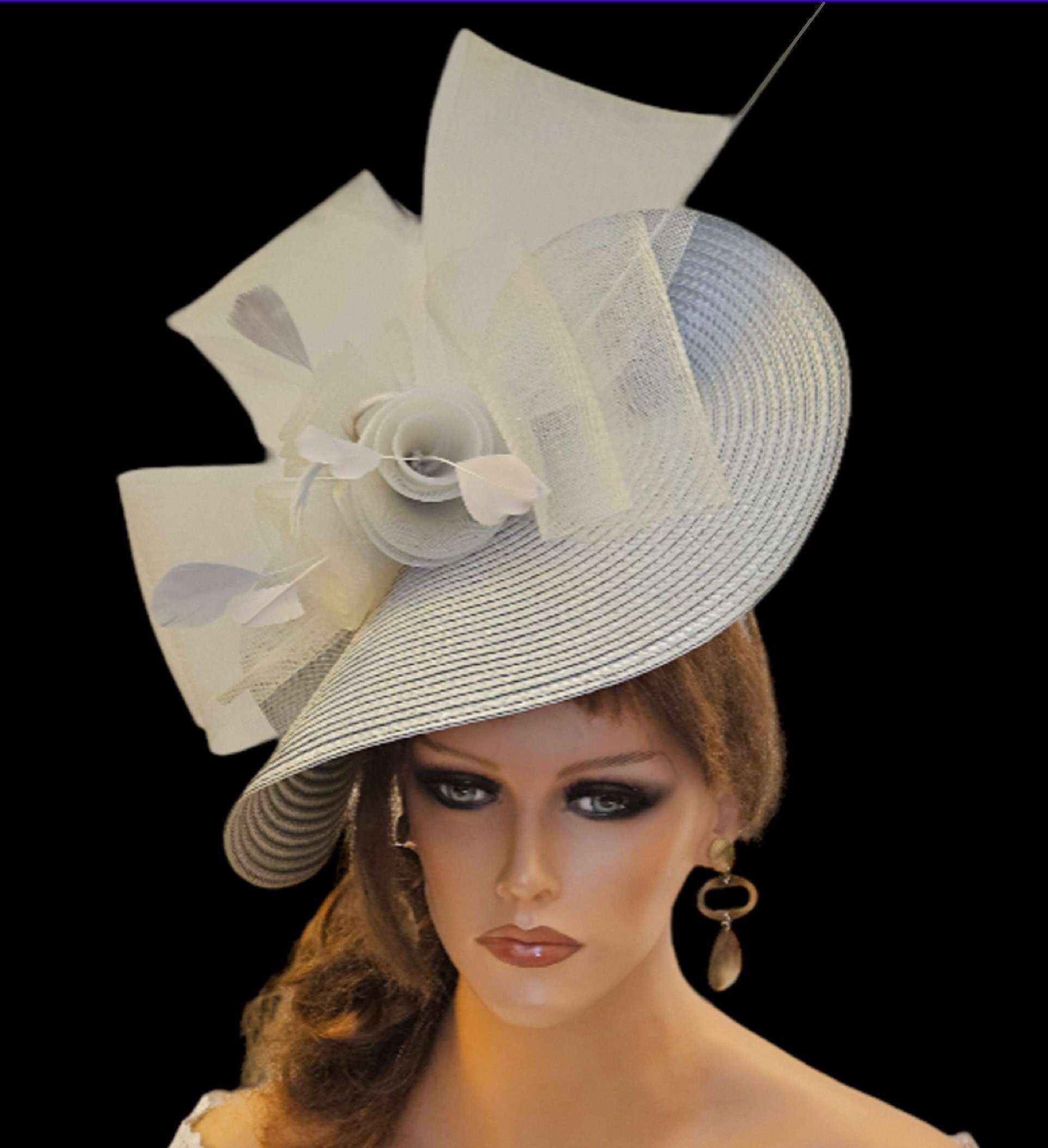 Cappello fascinator da donna con piume e fiore, per festa di