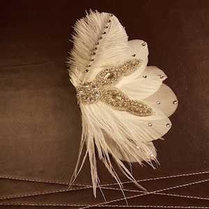 Bibi en plumes de mariée. Fascinateur de plumes Gatsby des années 1920, casque de plumes, morceau de cheveux en plumes scintillantes, accessoire de cheveux de mariage, fascinateur image 4