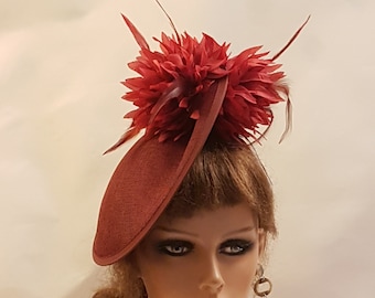 Fascinator Hut Maroon #Red Vine/Maroon Hut mit Federn. Ascot Hut Fascinator Hochzeit, Cocktailhut Kirchhut Fascinator