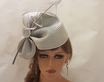 SILBER grauer Hut Fascinator große Untertasse Hut lang Quil Kirche Derby Royal Ascot, Hochzeit Party Hut Mutter der Braut / Bräutigam Hatinator