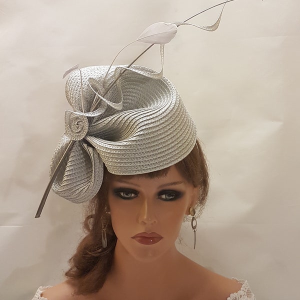 ARGENT chapeau gris fascinator grande soucoupe hatinator longue Quil Church Derby Royal Ascot, chapeau de fête de mariage course mère de la mariée/marié Hatinator