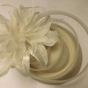 Ivory Hat Fascinator,Wedding hat ,Ladies Cocktail hat, Race,Wedding,Goodwood revival,Wedding Hat fascinator. Ivory feather hat fascinator