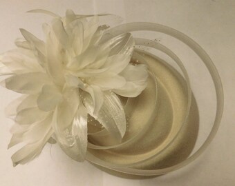 Ivory Hat Fascinator,Wedding hat ,Ladies Cocktail hat, Race,Wedding,Goodwood revival,Wedding Hat fascinator. Ivory feather hat fascinator