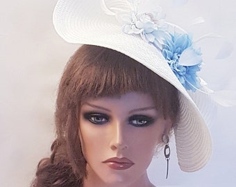 Weißer und blauer Fascinator mit großer Untertasse, Hatinator Quil Floral Church Derby Ascot Hut, Rennen, Hochzeit, TeaParty-Hut, Mutter der Braut/Bräutigam Hatinator