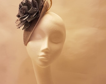 FASCINATOR Vintage 40s 50s Hat  Disc Hat fascinator Ascot, Wedding fascinator. Grey hat fascinator large flower & gold edge swirl detail