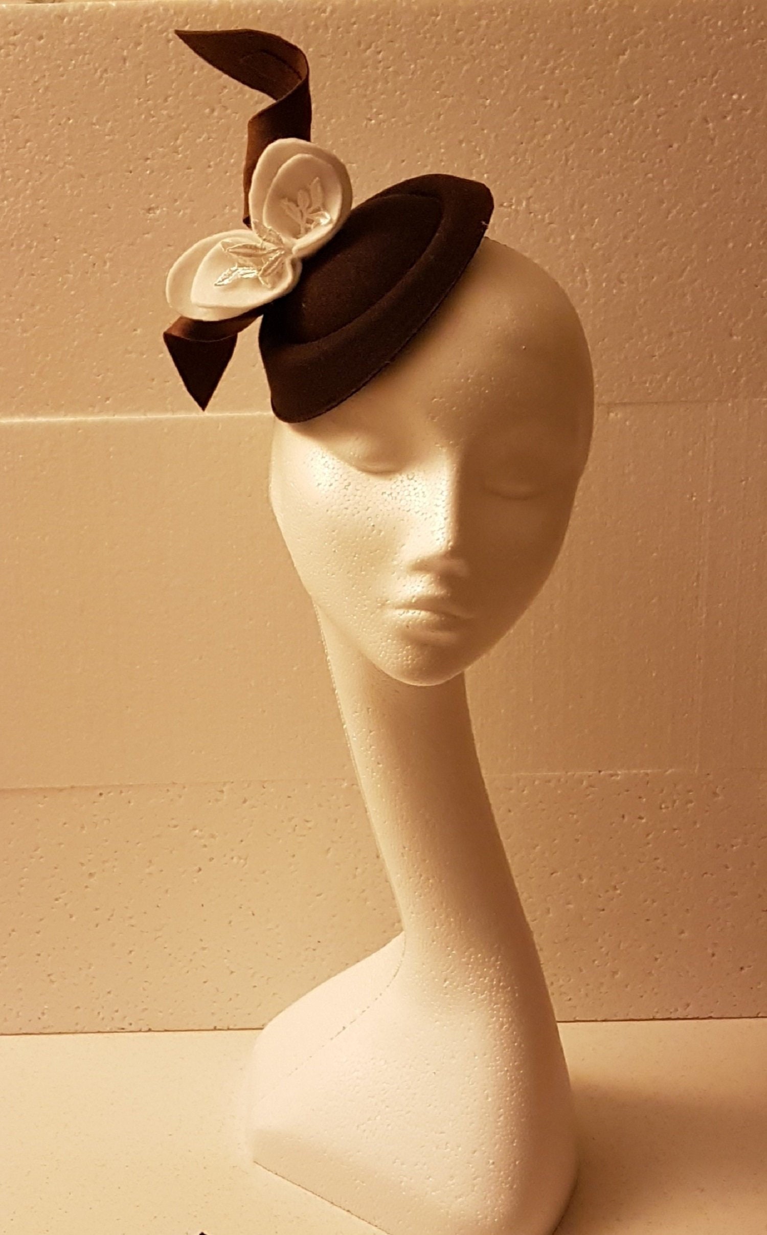 BROWN HAT FASCINATOR Hat Fascinator brown Hat With White Etsy