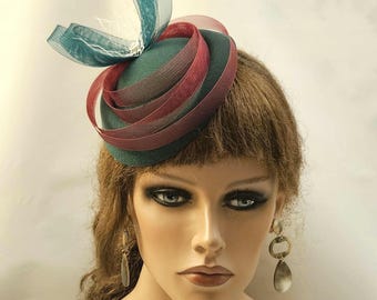 Grüner Pillbox Filzhut Fascinator mit Weinroter Schleife