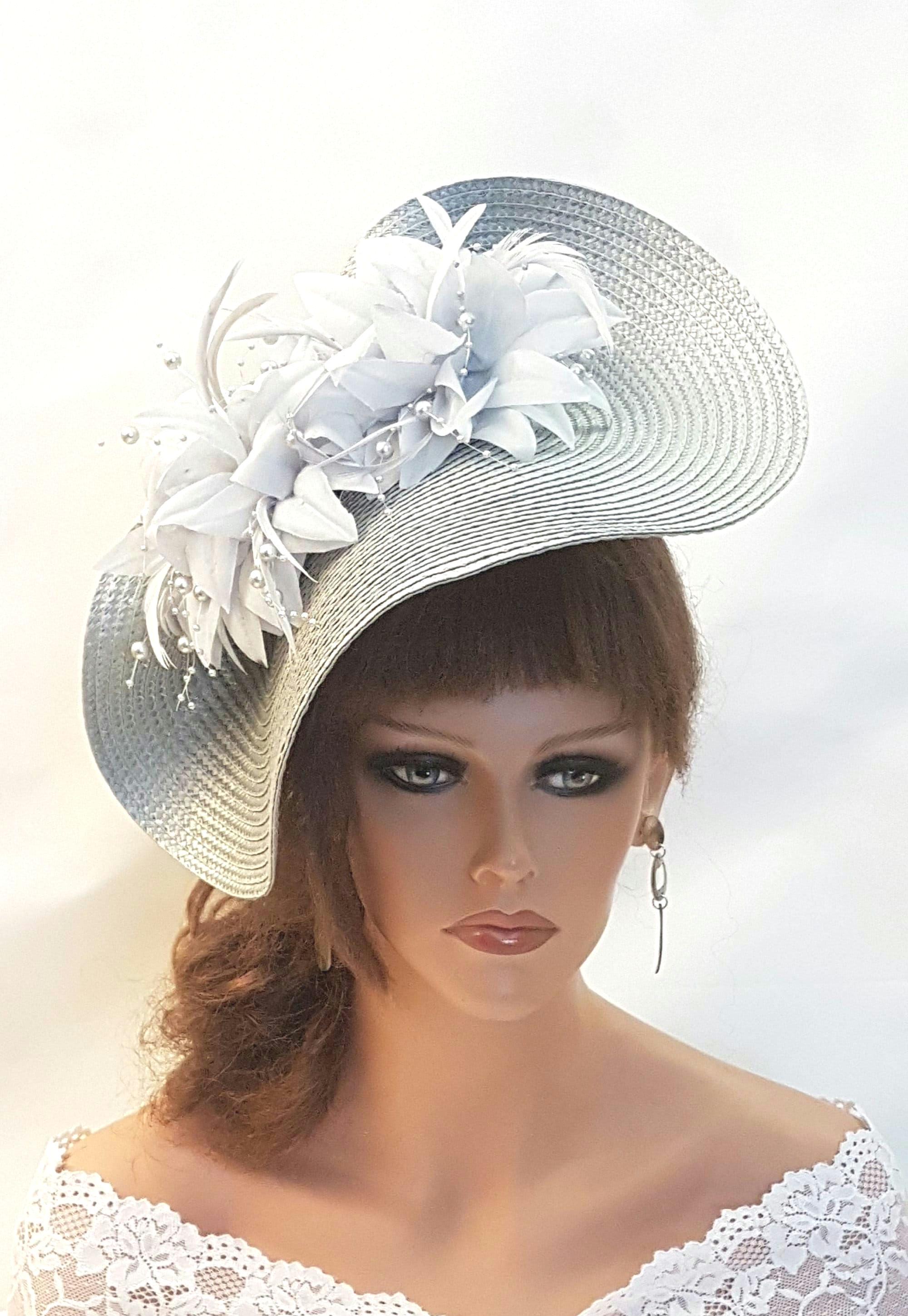 Silbergrauer Faszinator Mit Chiffon-Blume & Federn – Auf Kamm, Für Hochzeit, Rennen & Besondere Anlässe