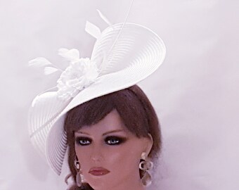 Vit fjäderfascinator: Kentucky Derby Ascot bröllopshatt