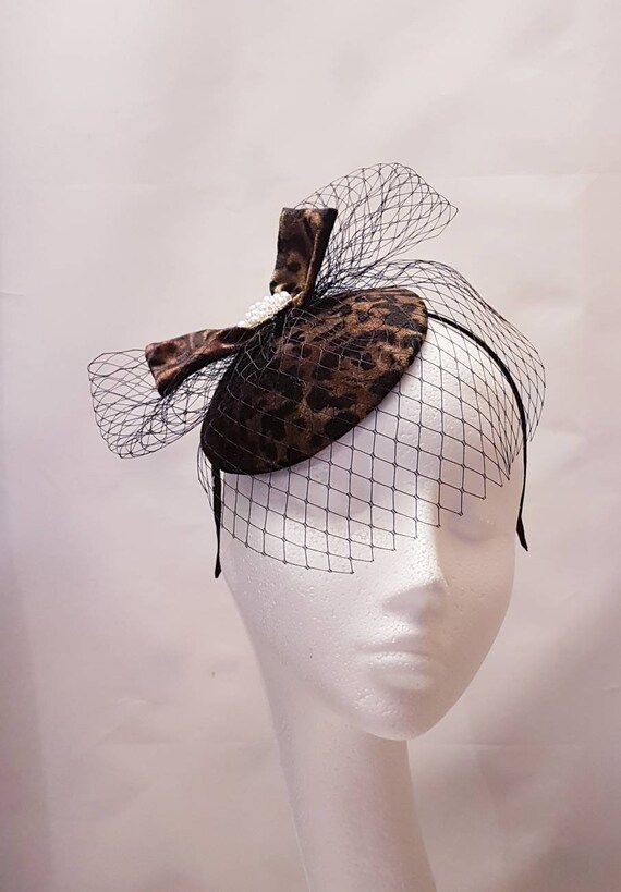 1940s/50s Velvet, Floral‎ Accent Crown Netting Covered Fascinator Pillbox Hat Vintage Pillbox Hat 50s Black Velvet Round Fascinator Cap  main image 2