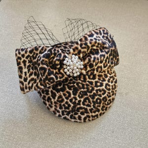 Dameshoed met fluwelen fascinator, vintage stijl uit de jaren 40/50. Bruine hoed met dierenprint, fascinator, vogelkooi-sluier, geschikt voor feestjes en bruiloften, Ascot Goodwood.