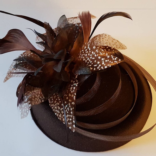 BROWN FASCINATOR, 40s 50s Brown Hat fascinator #Brown Feather hat Race,Cocktail,Ladies day,Ascot hat Brown feather flower hat Fascinator