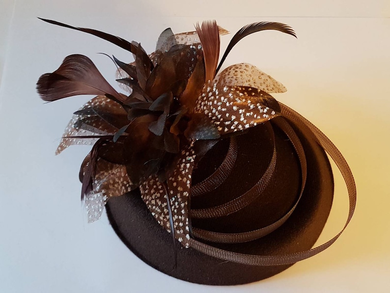 BROWN FASCINATOR, 40s 50s Brown Hat fascinator Brown Feather hat Race,Cocktail,Ladies day,Ascot hat Brown feather flower hat Fascinator image 1